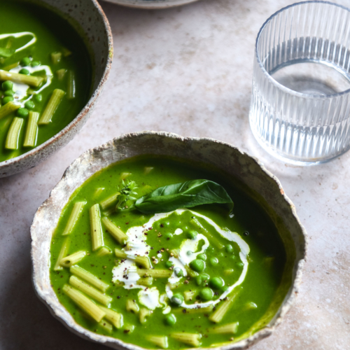 Super Green Pesto Pasta Soup from www.georgeats.com. FODMAP friendly, vegetarian, gluten free and nut free.