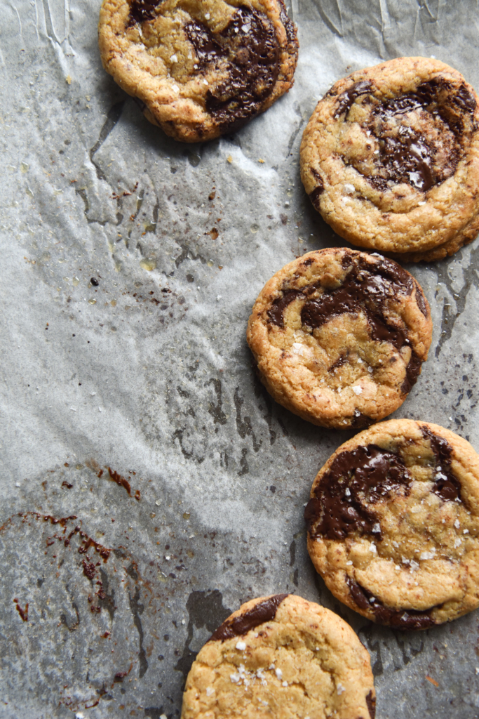 Brown butter and sea salt gluten free choc chip cookies from www.georgeats.com | @georgeats