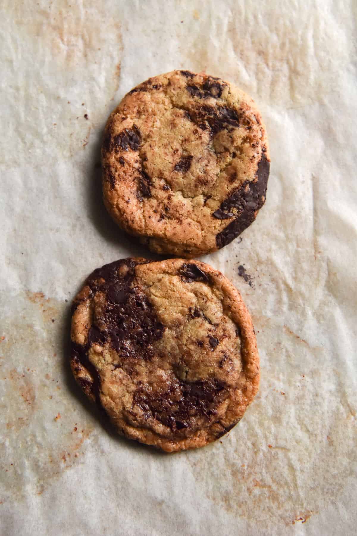 Brown butter and sea salt gluten free choc chip cookies from www.georgeats.com | @georgeats