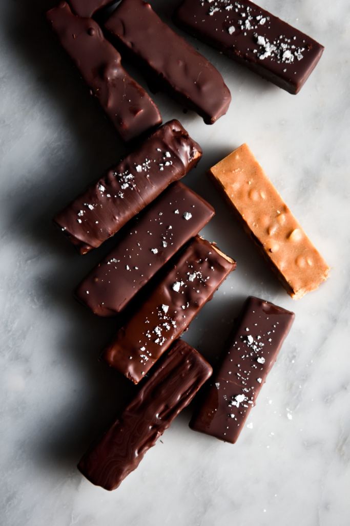 Chewy vegan peanut and chocolate bars that are refined sugar free, FODMAP friendly, gluten free, vegan and DELICIOUS. Recipe from www.georgeats,com @georgeats