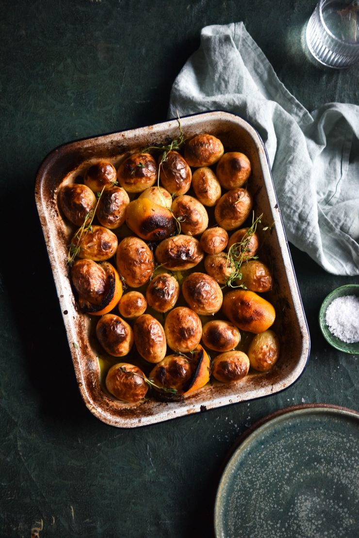 Lemon roasted potatoes (vegan, FODMAP friendly) from www.georgeats.com | @georgeats. Perfect for the Christmas table!