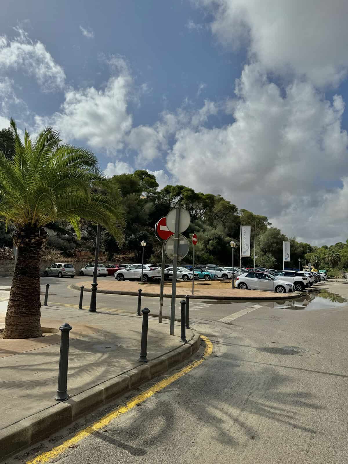 The car park at Cala Santanyi, Mallorca