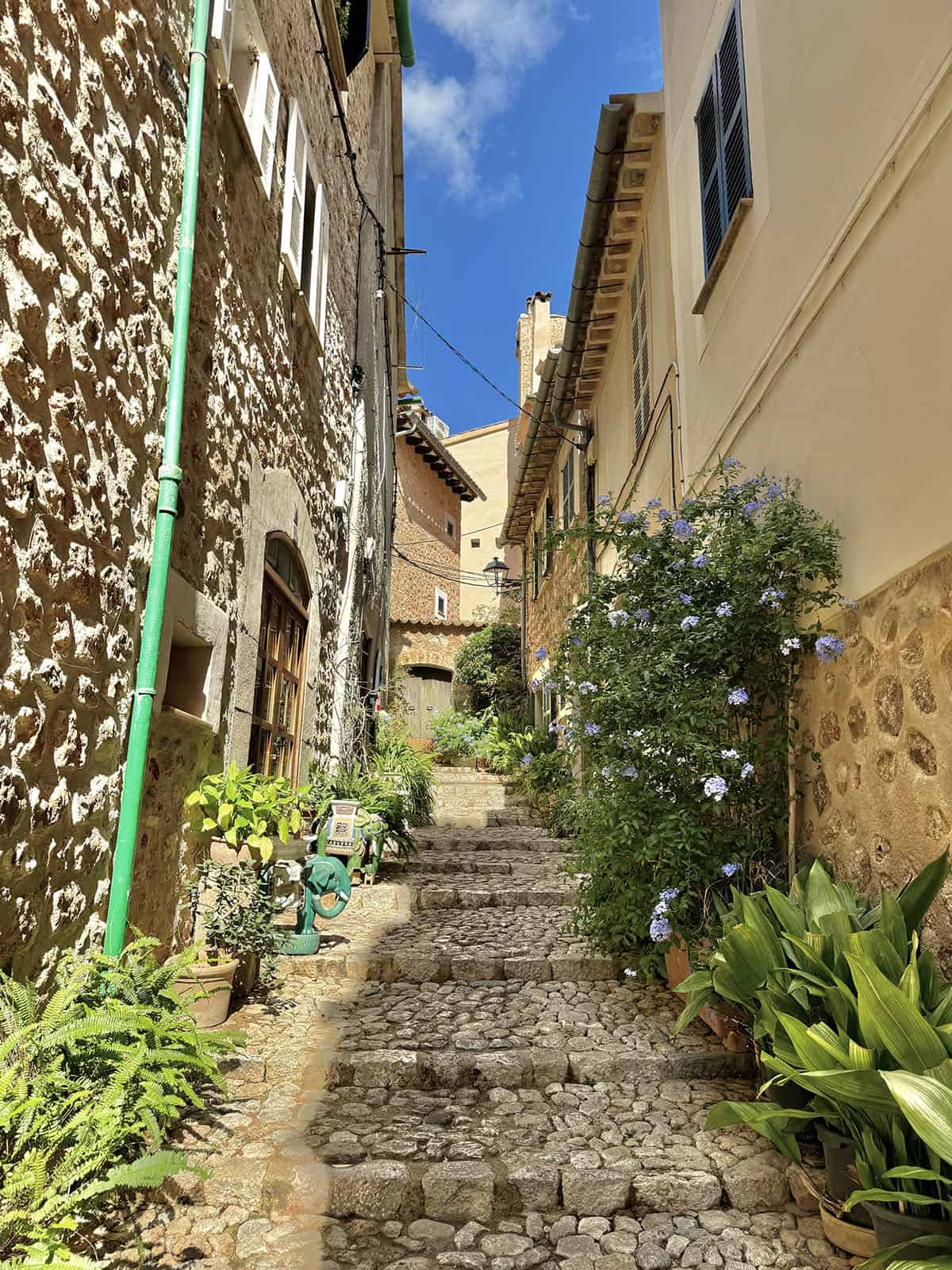 An image of a cobbled staircase in Biniaraix, Mallorca