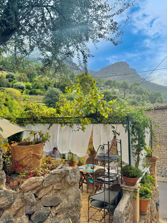 An image of a restaurant patio on a sunny day in Deia, Mallorca