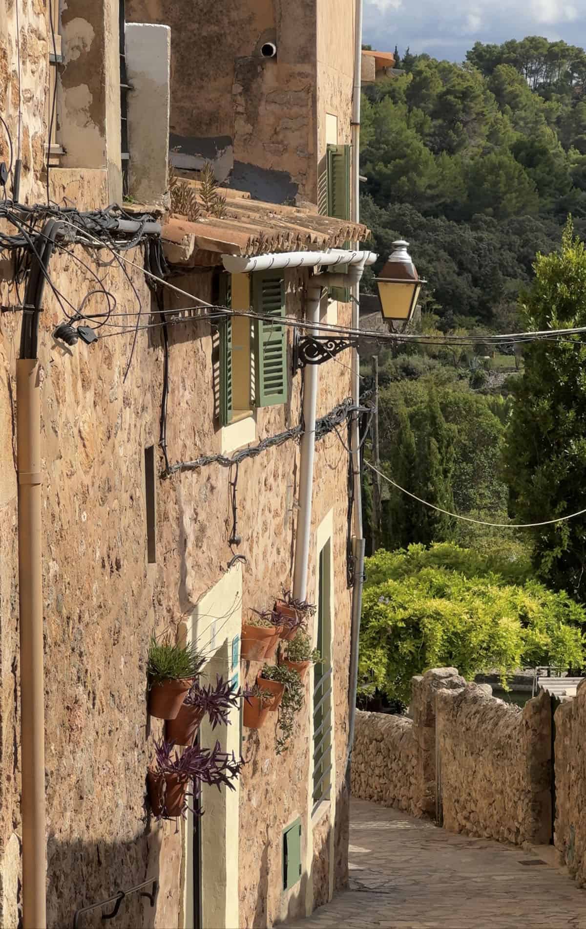 An image of the streets of old town Valldemossa Mallorca