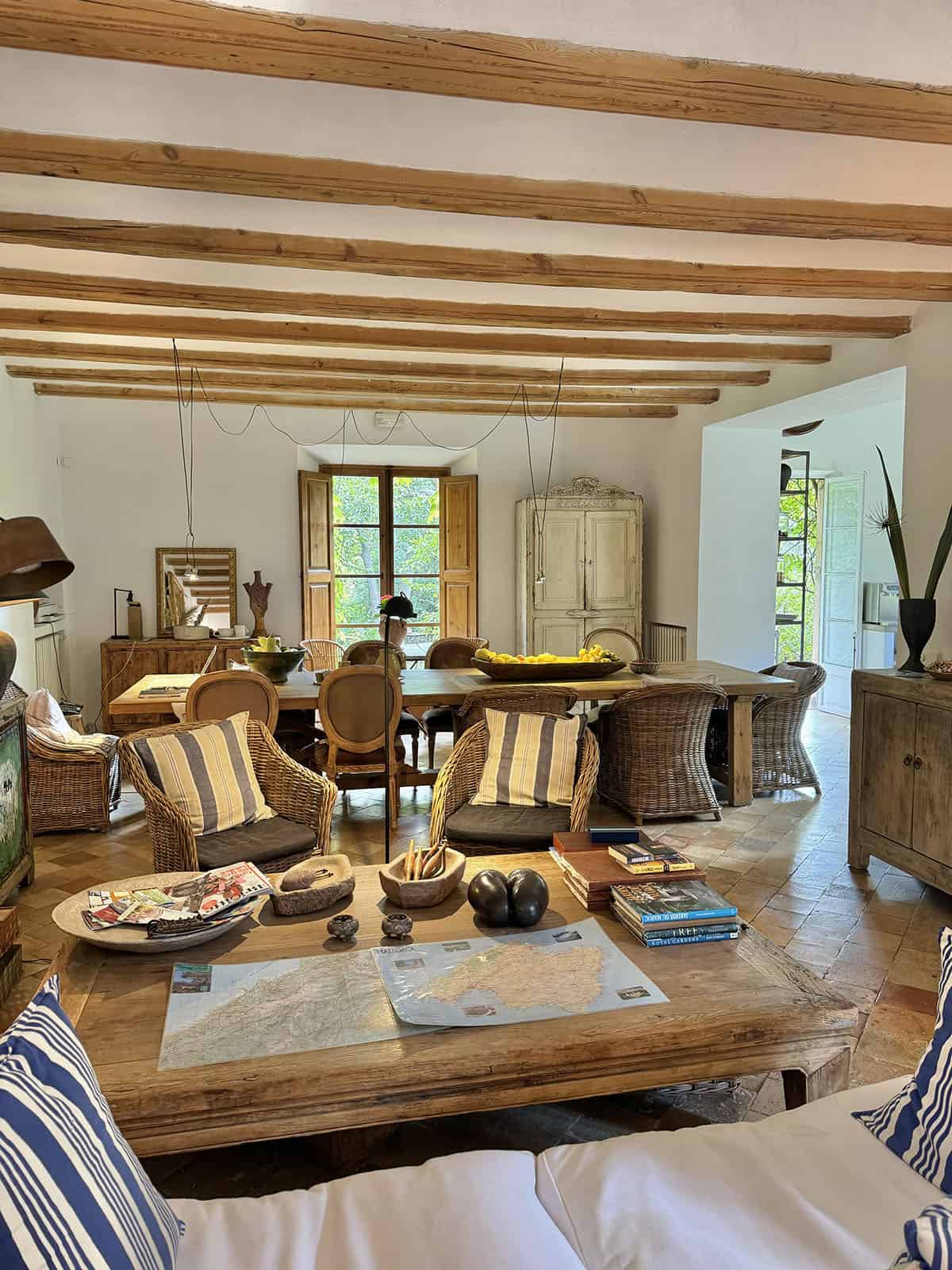 An image of a country farmhouse style communal living room in Agriturismo Son Viscos, Mallorca