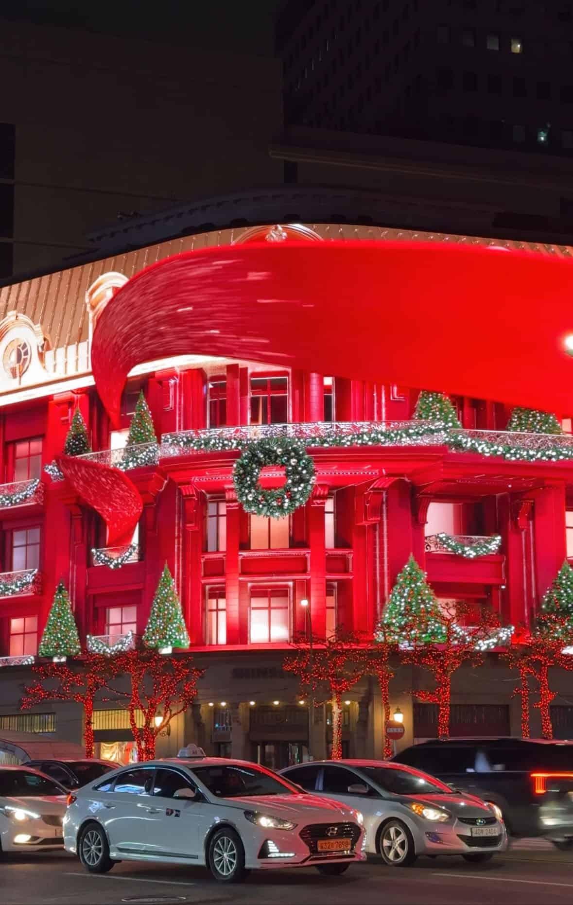 The Christmas lights at Shinsagae department centre in Seoul by night