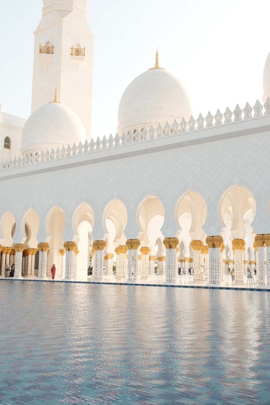 A light and bright image of the Sheik Zayed Grand Mosque in Abu Dhabi