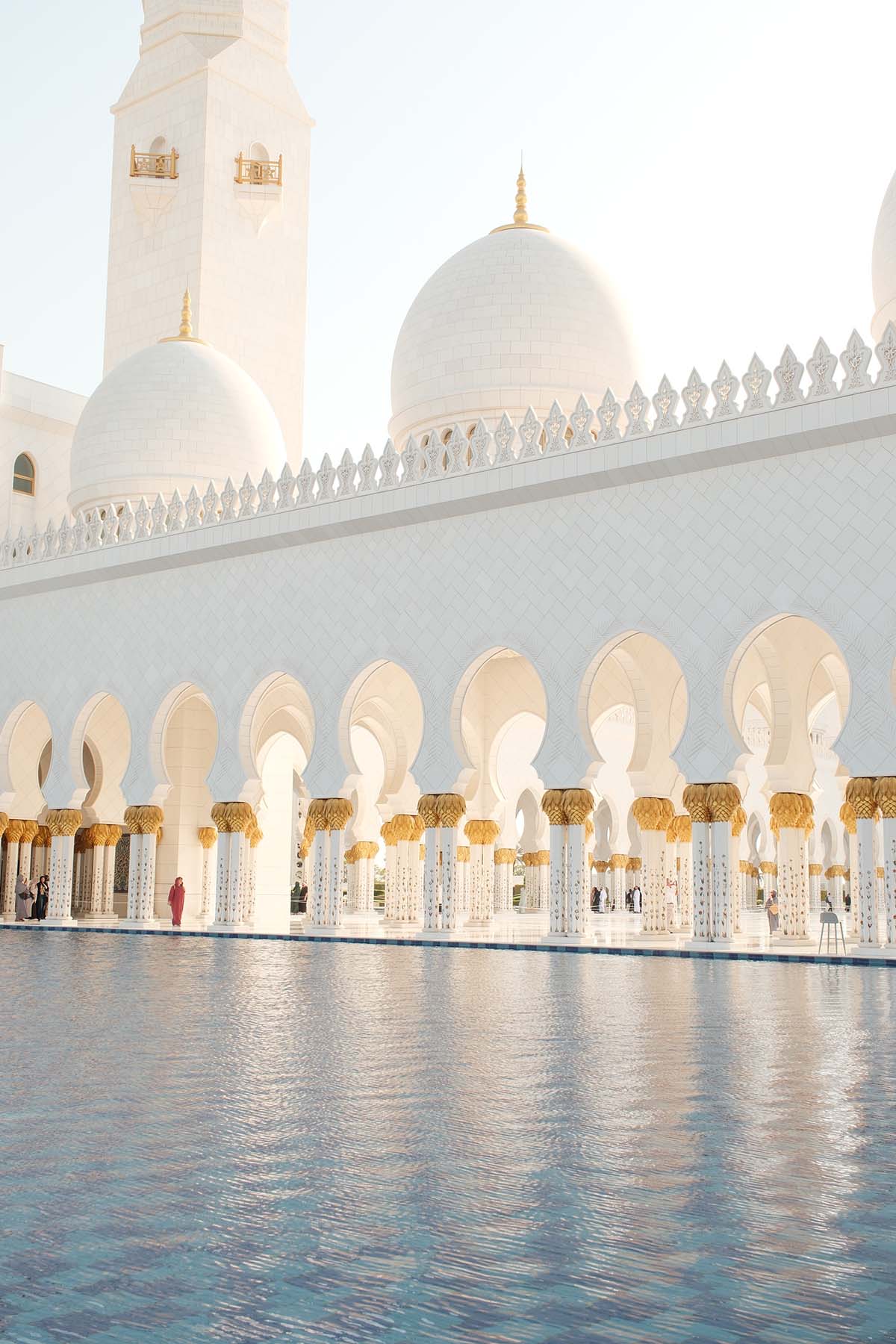 A light and bright image of the Sheik Zayed Grand Mosque in Abu Dhabi